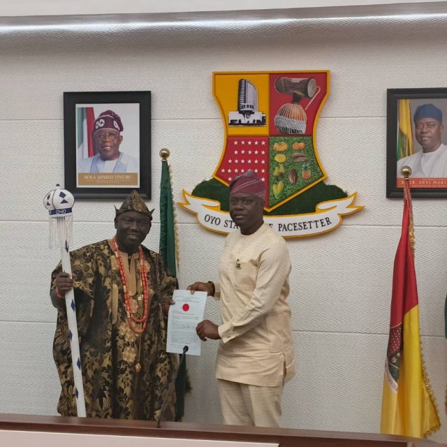 Amidst Controversies, Makinde Presents Staff of Office to 46th Alaafin of Oyo, Oba Akeem Abimbola Owoade